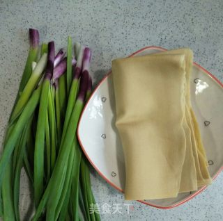 元葱苗炒干豆腐的做法步骤：1