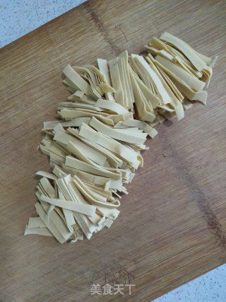 元葱苗炒干豆腐的做法步骤：2