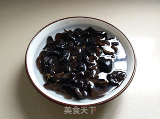 肉末洋葱炒木耳的做法步骤：1
