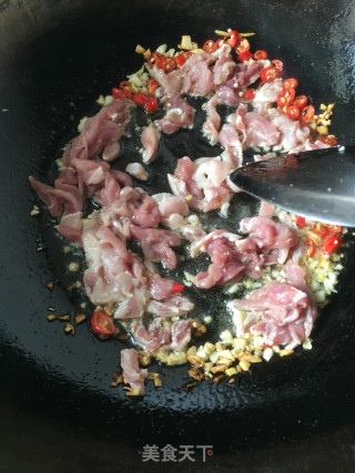 葫芦丝炒肉的做法步骤：4