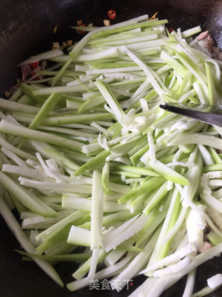 葫芦丝炒肉的做法步骤：5