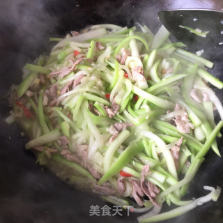 葫芦丝炒肉的做法步骤：6