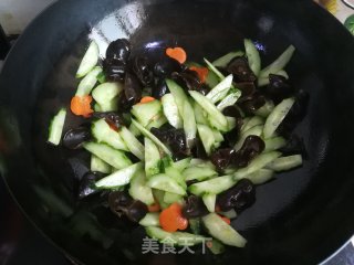 黄瓜炒黑木耳的做法步骤：5