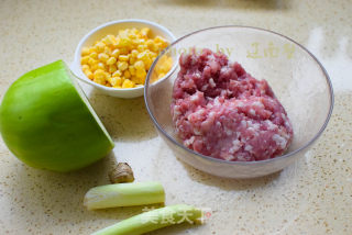 玫瑰花蒸饺的做法步骤：1
