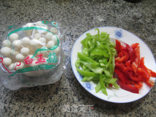 双椒炒白玉菇的做法步骤：1
