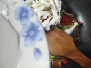 双椒炒白玉菇的做法步骤：4