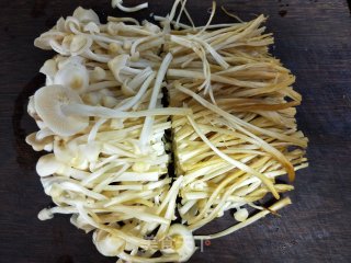 鸡蛋炒金针菇的做法步骤：2