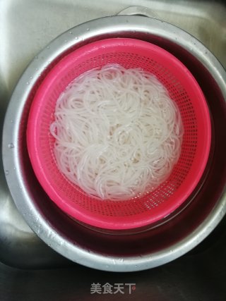 时蔬炒米线的做法步骤：2