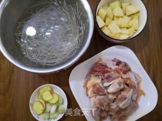油鸡土豆炖粉条的做法步骤：2