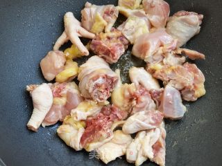 油鸡土豆炖粉条的做法步骤：3
