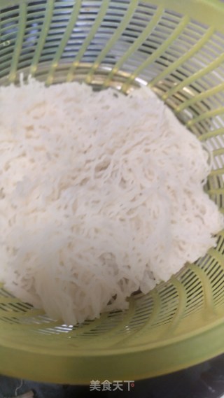 鱿鱼炒米粉的做法步骤：1