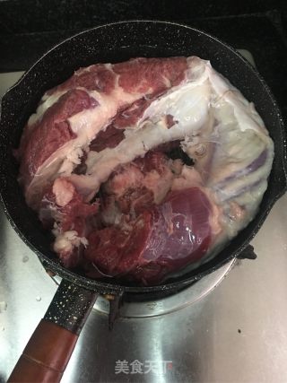 焖卤牛腩的做法步骤：1