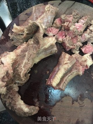 焖卤牛腩的做法步骤：2