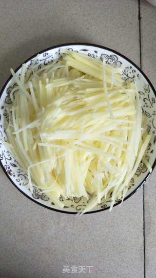 香菇红烧土豆丝的做法步骤：1