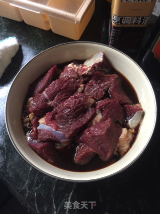 胡萝卜土豆炖牛肉的做法步骤：2