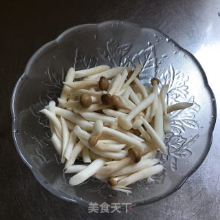 菌菇豆腐丸子汤的做法步骤：1