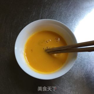 香葱炒鸡蛋的做法步骤：2