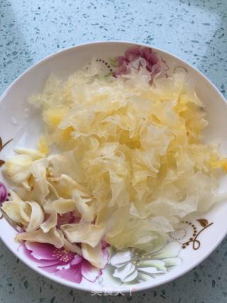 枇杷银耳汤的做法步骤：3