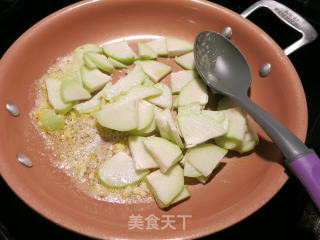 咸蛋炒双瓜的做法步骤：3
