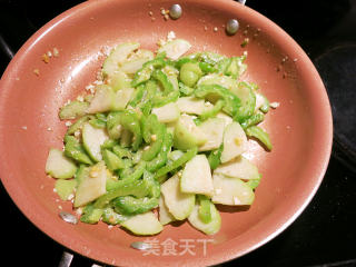 咸蛋炒双瓜的做法步骤：6