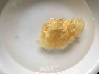 银耳莲子汤的做法步骤：1