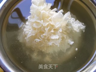 银耳莲子汤的做法步骤：2