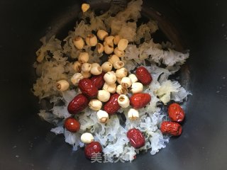 银耳莲子汤的做法步骤：5