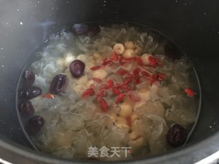 银耳莲子汤的做法步骤：9