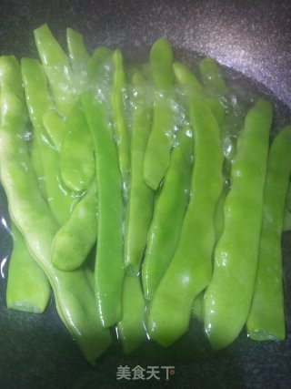 鲜虾爆炒扁豆的做法步骤：1