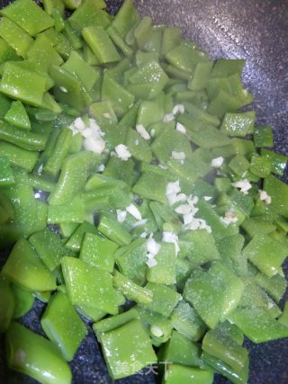 鲜虾爆炒扁豆的做法步骤：4