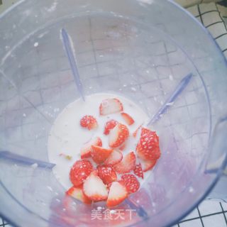 在家做草莓味的奶昔，超级简单好喝的做法步骤：3
