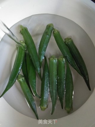 豆腐干炒秋葵的做法步骤：2