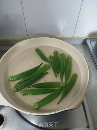 豆腐干炒秋葵的做法步骤：3
