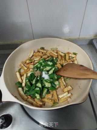 豆腐干炒秋葵的做法步骤：11