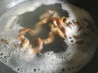 荷兰豆炒腊猪肠的做法步骤：1