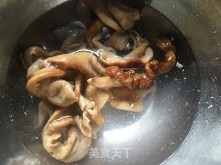 荷兰豆炒腊猪肠的做法步骤：2