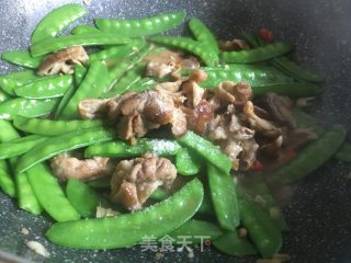 荷兰豆炒腊猪肠的做法步骤：9