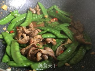 荷兰豆炒腊猪肠的做法步骤：10