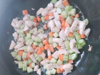 胡萝卜黄瓜炒鸡丁的做法步骤：8