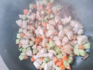胡萝卜黄瓜炒鸡丁的做法步骤：9