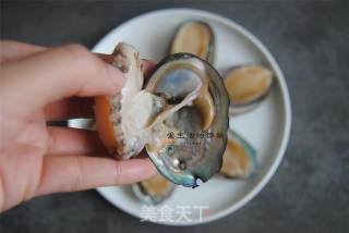 金银蒜豉汁蒸鲍鱼的做法步骤：1