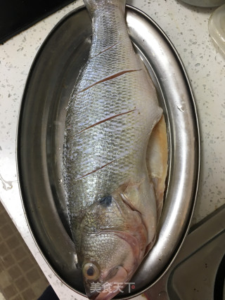 清蒸鲈鱼的做法步骤：1