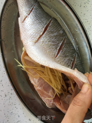 清蒸鲈鱼的做法步骤：2