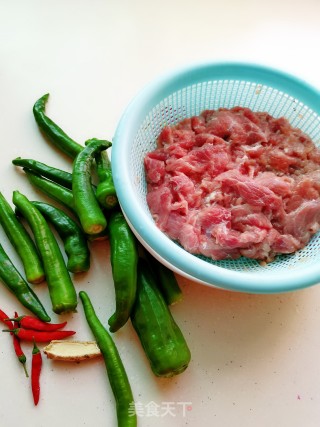 青椒丝炒牛肉的做法步骤：1