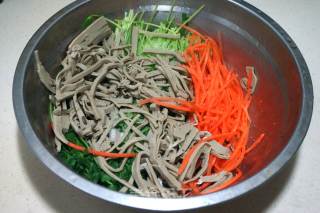 豌豆苗拌豆腐丝的做法步骤：7