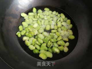 韭香蚕豆的做法步骤：2