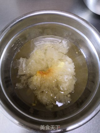 枇杷银耳汤的做法步骤：1