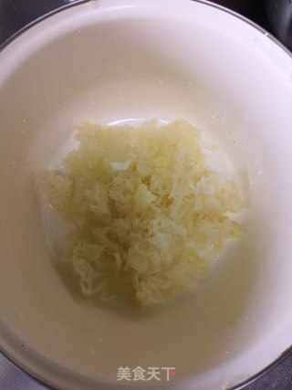 枇杷银耳汤的做法步骤：2