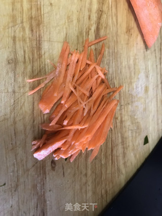 树椒胡萝卜土豆丝的做法步骤：1