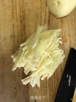 树椒胡萝卜土豆丝的做法步骤：2